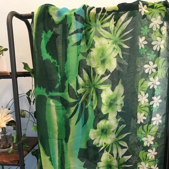 Green Hawaiian sarong. Endless options to tie. - Picture 2 of 3